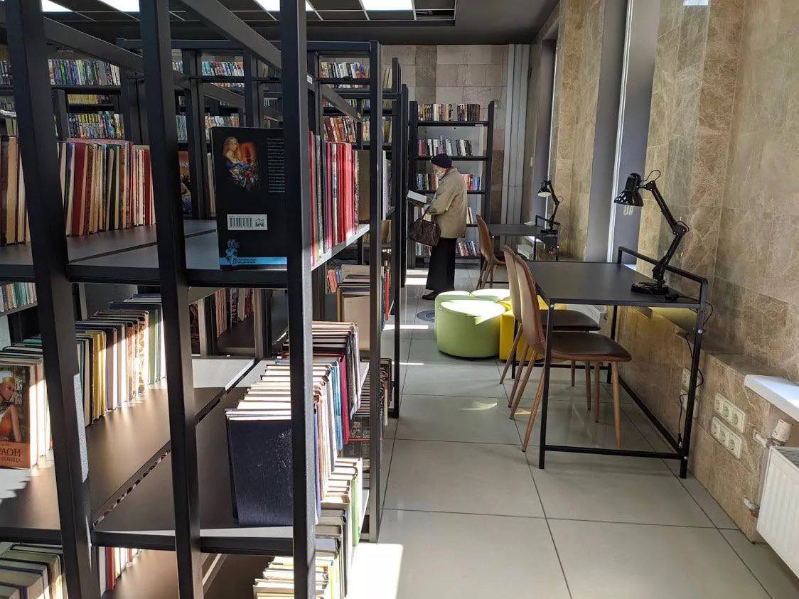 У Дніпрі триває масштабний збір літератури книжкового фонду Маріуполя: зібрано понад 2000 книг