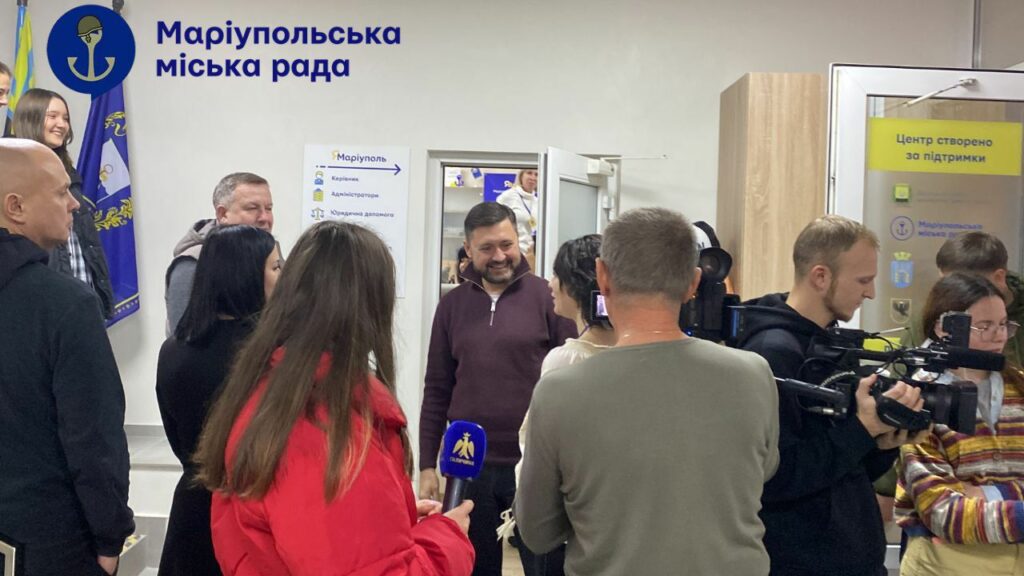 В Івано-Франківську відкрили шостий побутовий центр "Я-Маріуполь. Турбота" (фото)