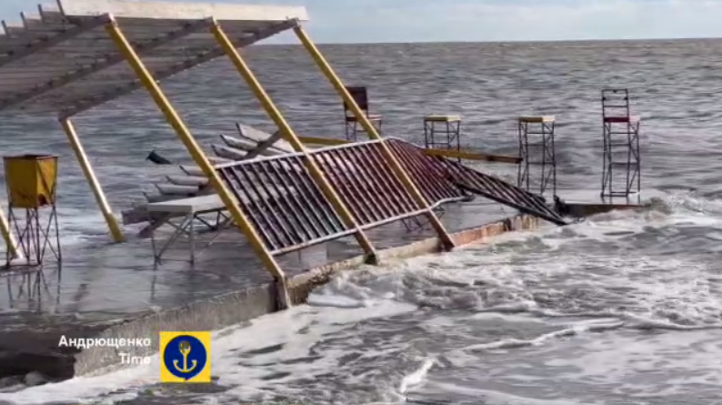 Негода в Маріуполі: в Азовському морі піднявся рівень води через шторм, вітер зриває дахи (відео)