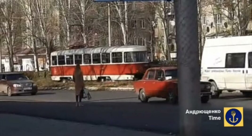 В окуповану Горлівку загарбники перевезли трамваї з Маріуполя (відео)