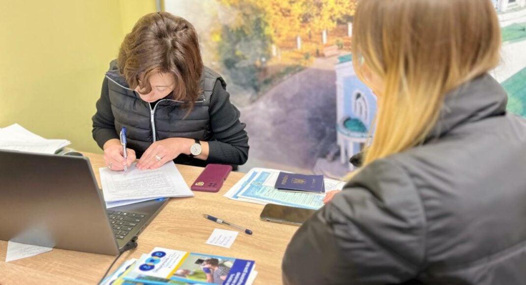 У Дніпрі переселенці з Маріуполя подають заявки на соціальне житло