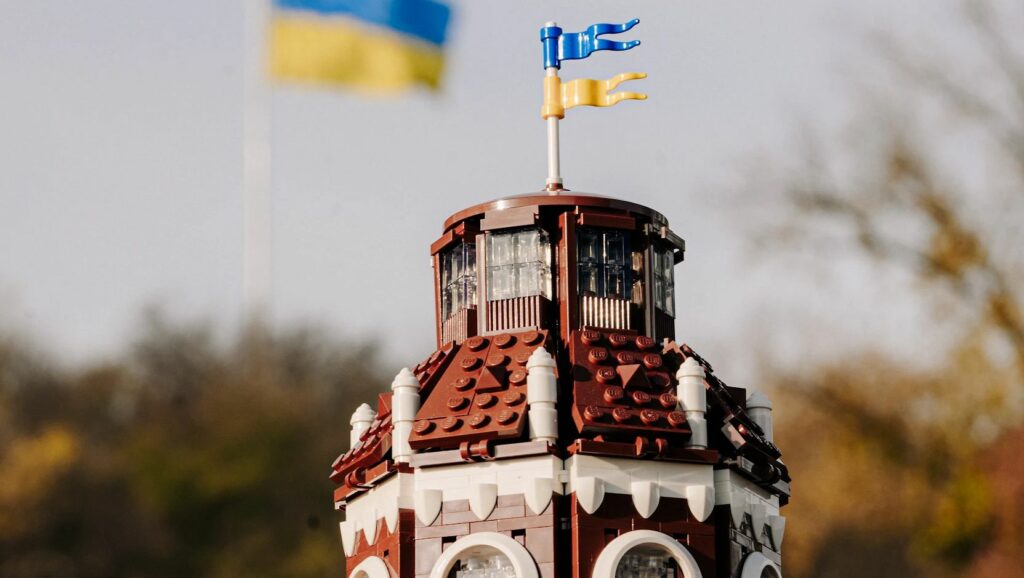 UNITED24 разом із LEGO Creators створили з конструктора Стару водонапірну вежу Маріуполя