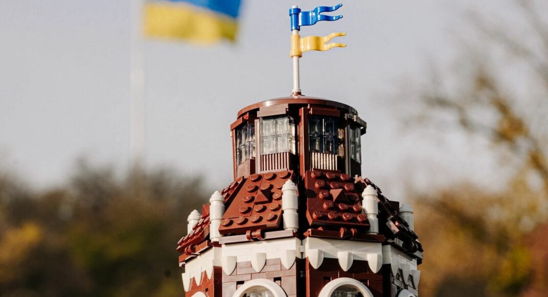UNITED24 вместе с LEGO Creators создали из конструктора Старую водонапорную башню Мариуполя
