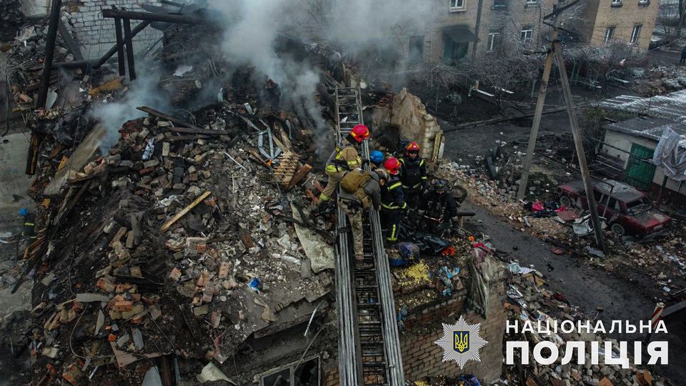 Станом на 16:00 у Новогродівці вже двоє загиблих: є ймовірність, що під завалами родина