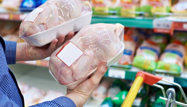 Куряче філе за ціною свинини: в окупації виросли ціни на продукти