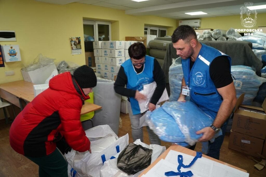 Спальні мішки, теплі ковдри, посуд, ліхтарі: у Покровську продовжується видача гуманітарної допомоги за підтримки УВКБ ООН