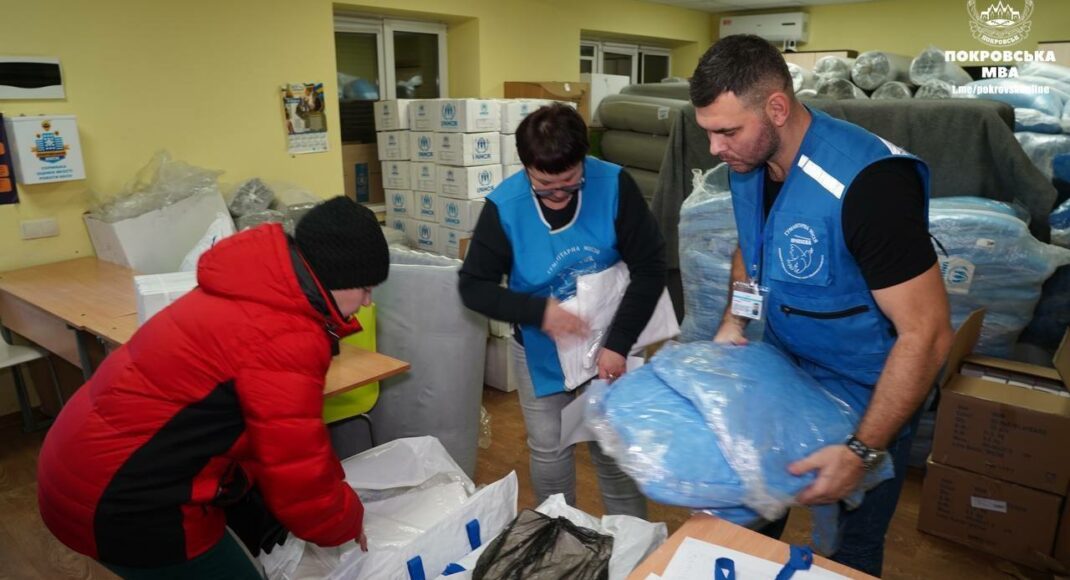 Спальные мешки, теплые одеяла, посуда, фонари: в Покровске продолжается выдача гуманитарной помощи при поддержке УВКБ ООН (фото)