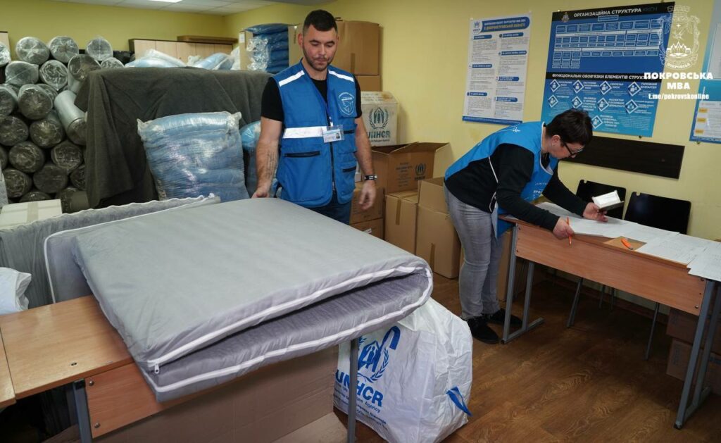 Спальні мішки, теплі ковдри, посуд, ліхтарі: у Покровську продовжується видача гуманітарної допомоги за підтримки УВКБ ООН
