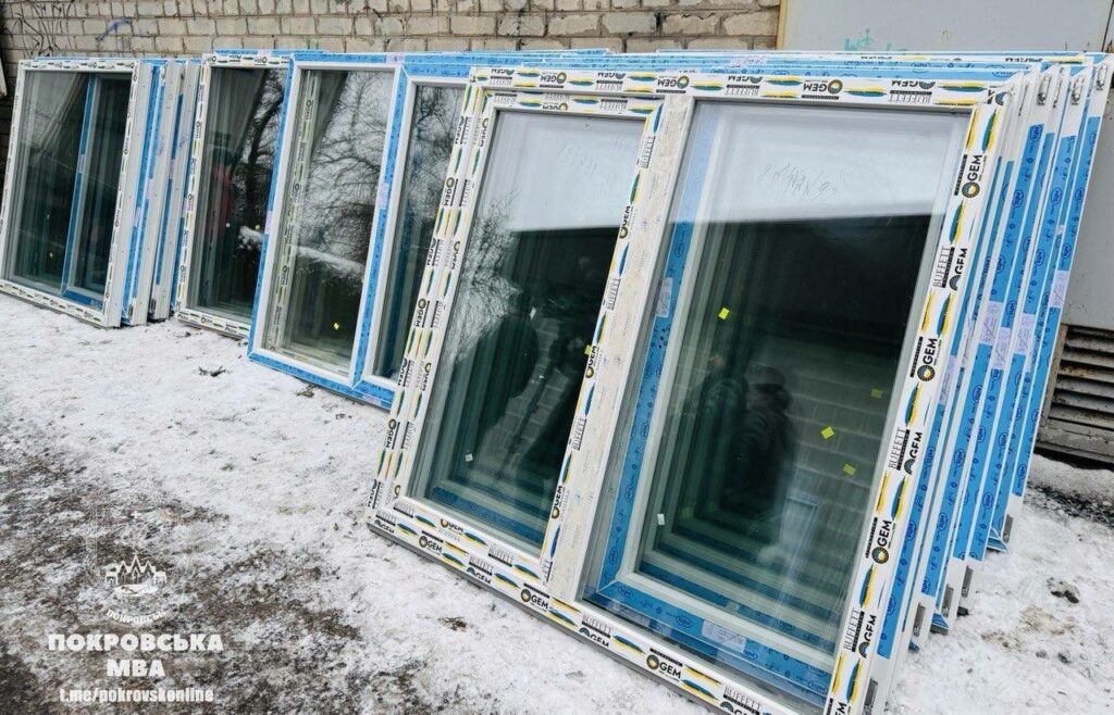 До Покровська від американської організації надійшла партія допомоги на заміну пошкоджених внаслідок обстрілу вікон