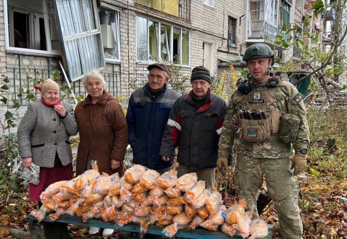 Поліцейські привезли в Авдіївку свіжий хліб і питну воду