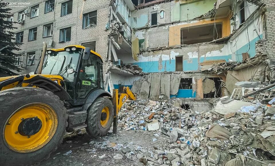 В Селидово из-под завалов здания больницы спасатели изъяли еще одно тело (фото работ за сегодня)