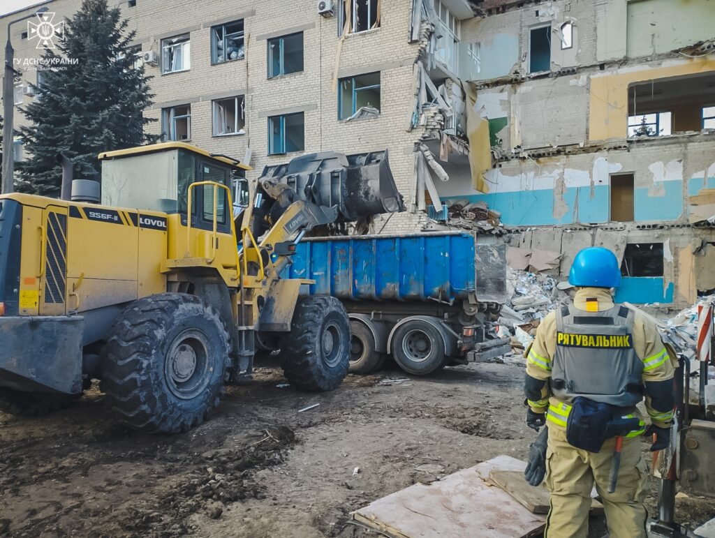 У Селидове з-під завалів будівлі лікарні рятувальники вилучили ще одне тіло (фото робіт за сьогодні)