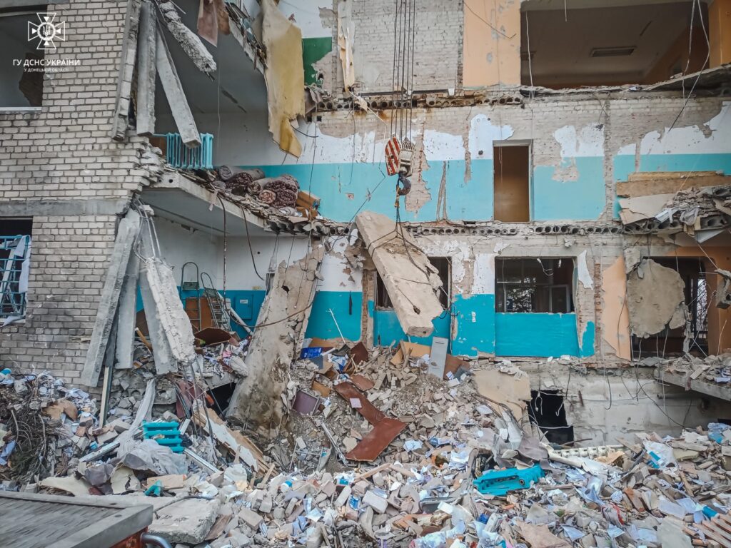У Селидове з-під завалів будівлі лікарні рятувальники вилучили ще одне тіло (фото робіт за сьогодні)