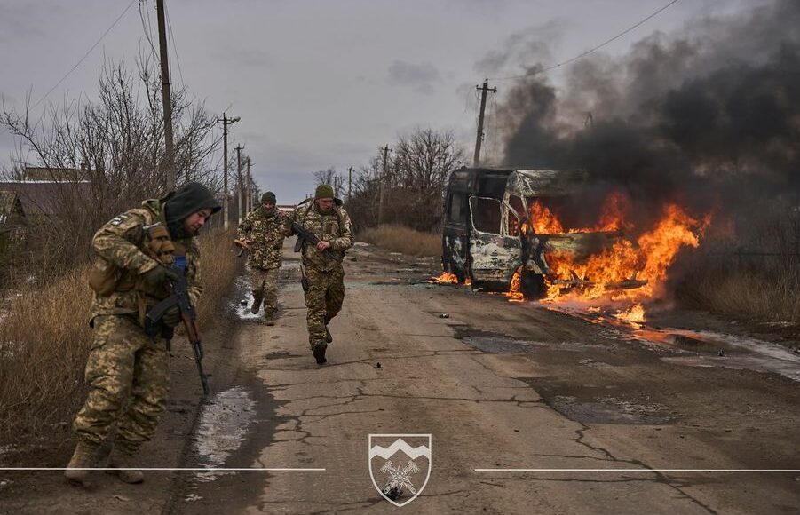 Под Соледаром вражеский дрон сжег волонтерский бус (видео)