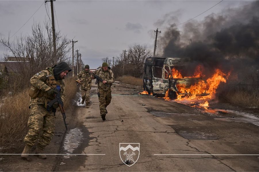 Під Соледаром ворожий дрон спалив волонтерський бус (фото, відео)