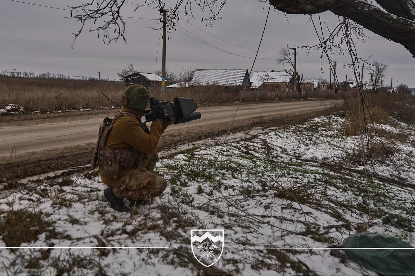 Під Соледаром ворожий дрон спалив волонтерський бус