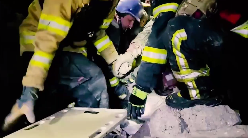 В Торецке после авиаудара ГСЧС и Нацполиция спасли из-под завалов 2 человек (видео)