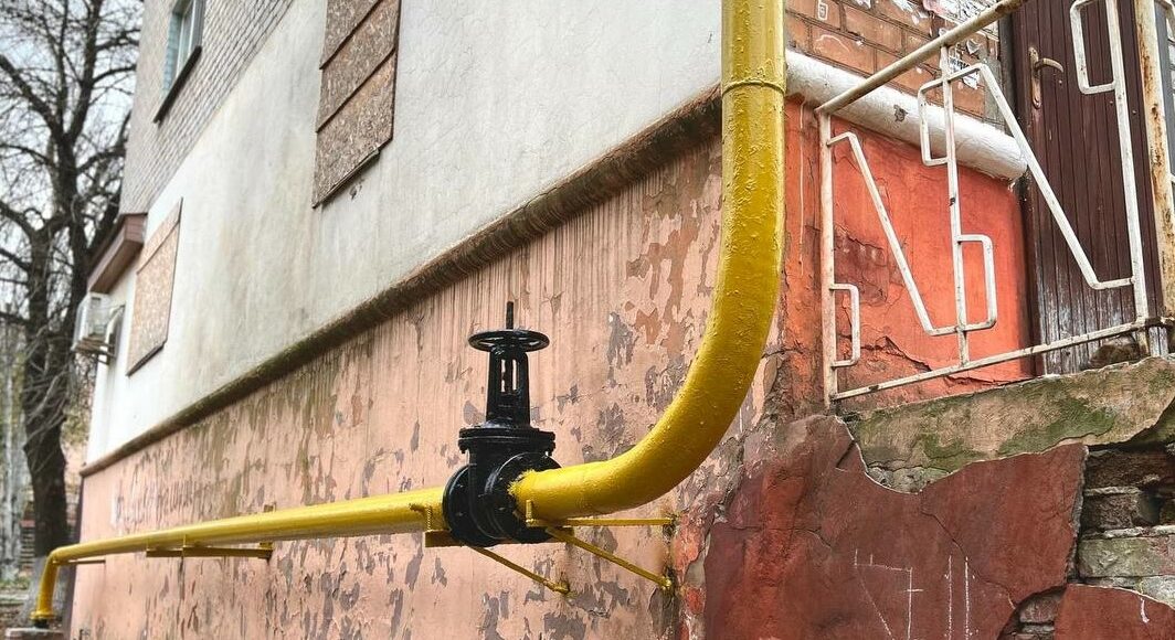 В Краматорске восстановили газовые сети к поврежденной российским обстрелом многоэтажке