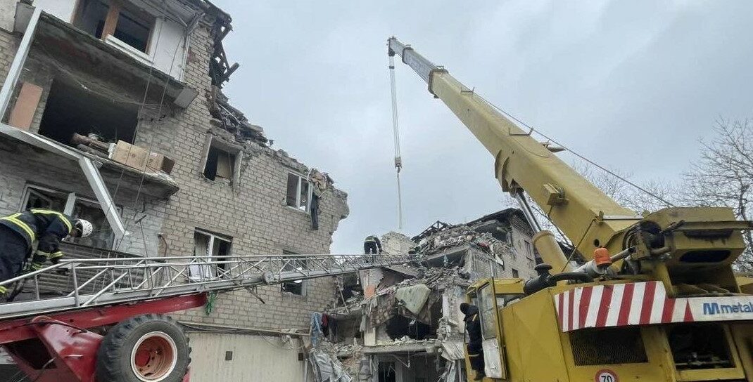 В Селидово спасатели демонтировали аварийные конструкции дома, поврежденного в результате ракетного обстрела