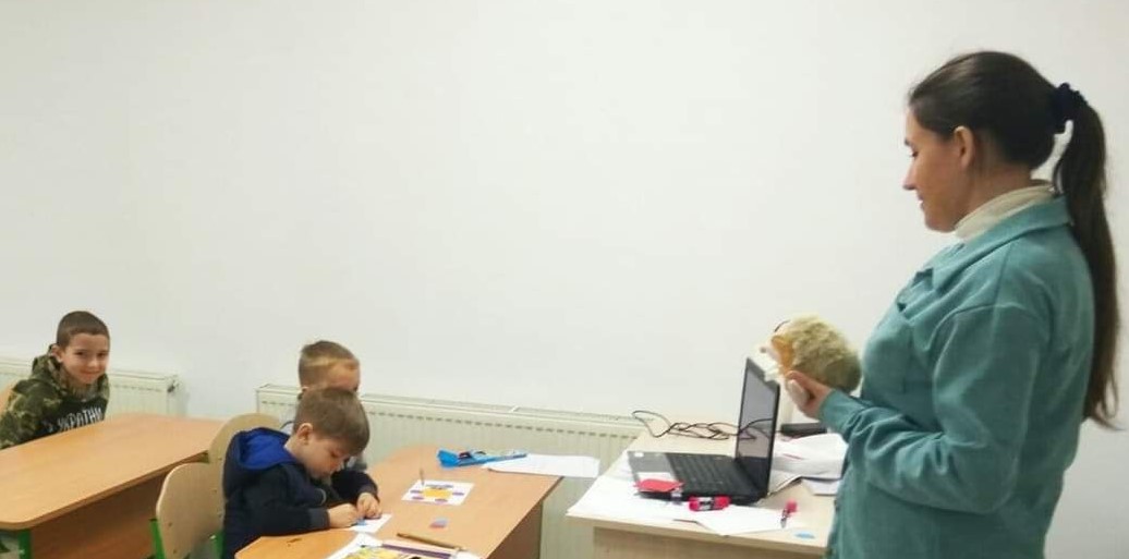 В Виннице в хабе для переселенцев из Луганщины организовали занятия для будущих первоклассников