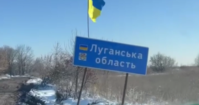 В села деоккупированной Луганщины полицейские привезли местным необходимые предметы быта