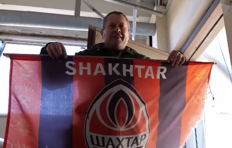 Український військовий врятував прапор "Шахтаря" зі зруйнованого Авдіївського коксохіму