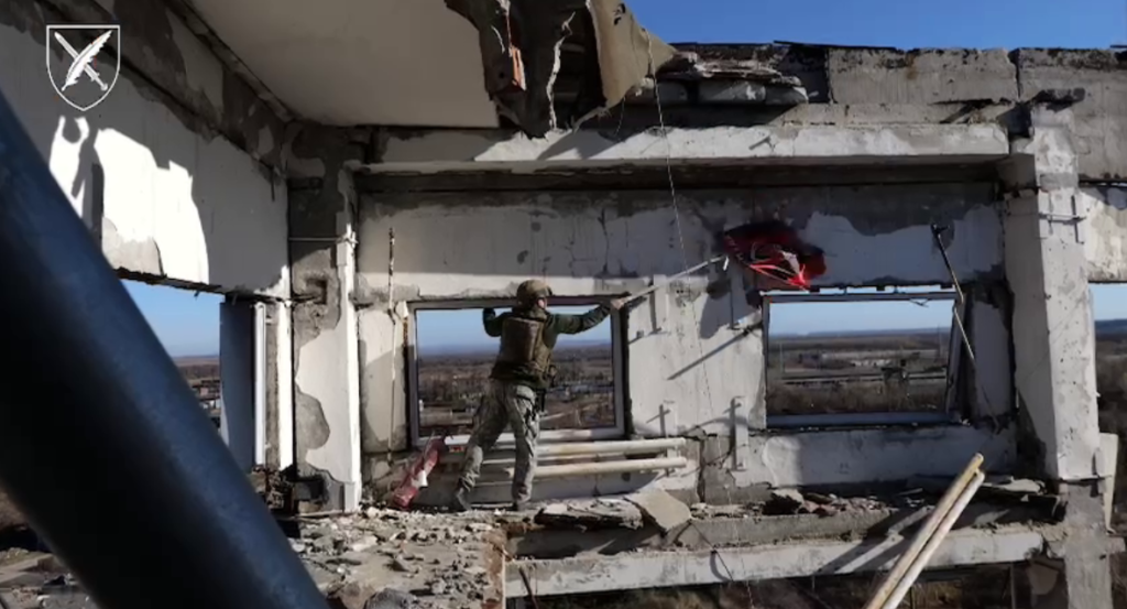 Український військовий врятував прапор "Шахтаря" зі зруйнованого Авдіївського коксохіму