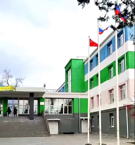 В окупованому Маріуполі загарбники хизуються ремонтом школи, яка у 2021 році була відремонтована: відео