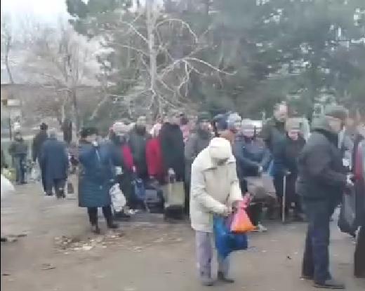 В оккупированном Мариуполе пенсионеры до сих пор стоят в многометровых очередях за кашей и хлебом: видео