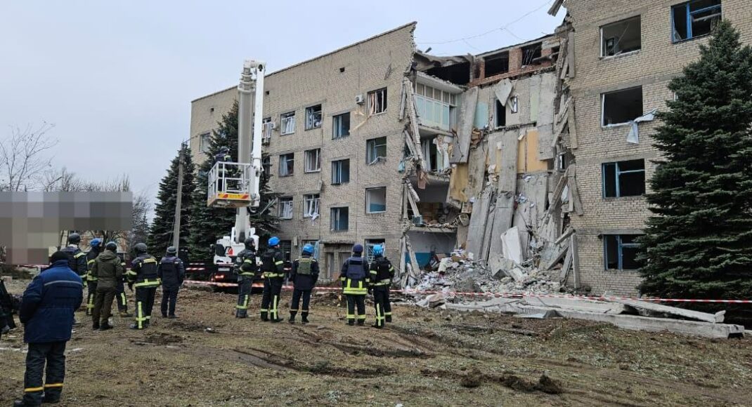 Оккупанты обстреляли Селидово ракетами: били по больнице, пострадало 7 пациентов