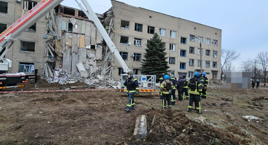 З-під завалів у Селидовому після обстрілу росіян врятовано людину (відео)