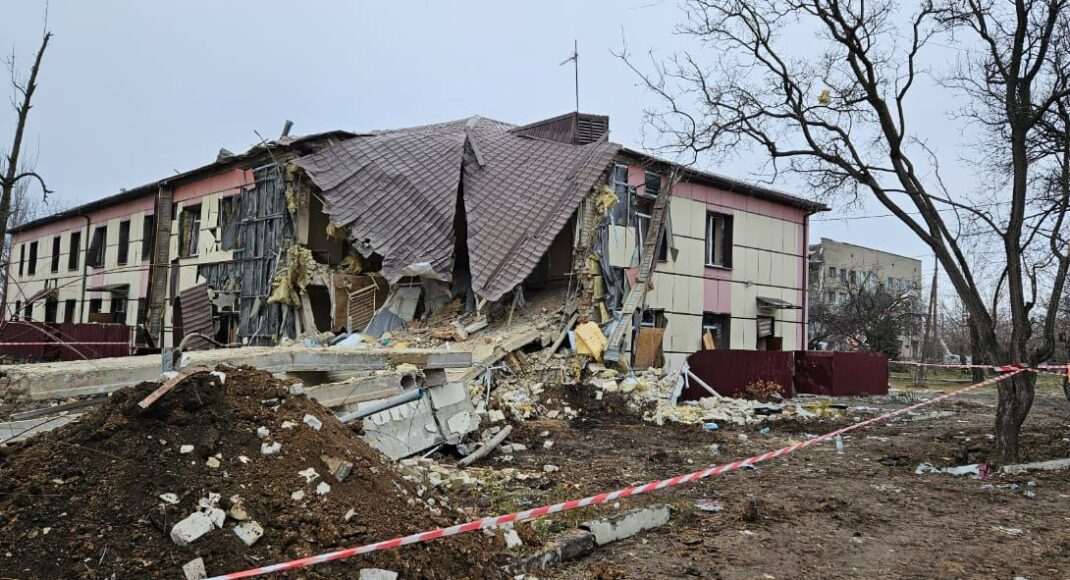Обстріли Донеччини: руйнування та поранені, у ДонОВА повідомили подробиці