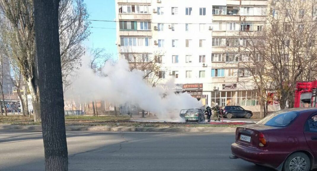 В центре оккупированного Мариуполя взорвали автомобиль местного "полицейского"