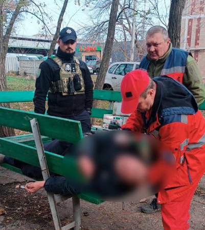 В Славянске полицейские оказали помощь мужчине с признаками инсульта (фото)