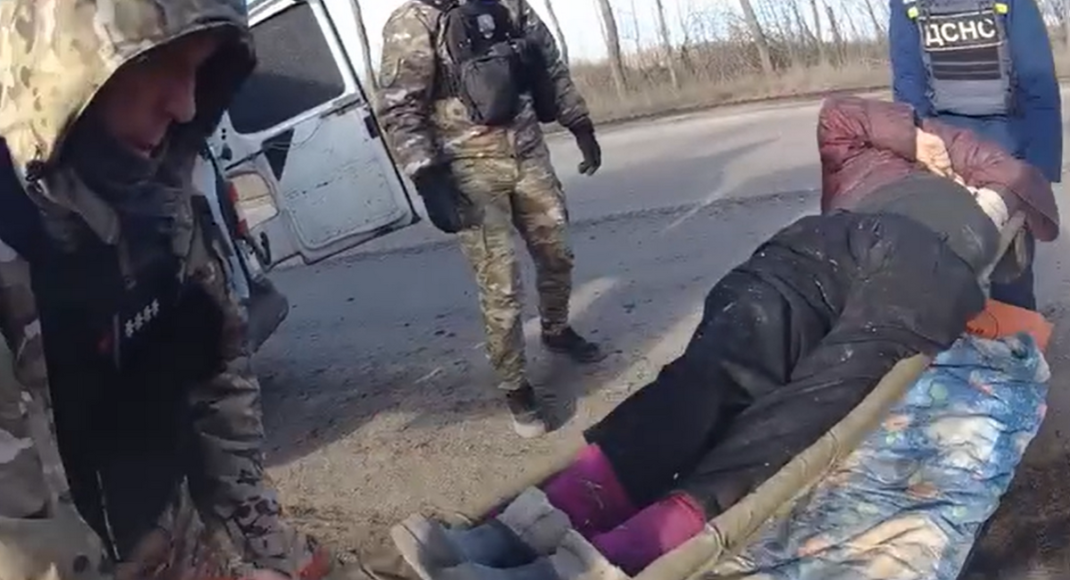 Спасатели Донетчины транспортировали 72-летнюю раненую женщину из Авдеевки в лечебное учреждение (видео)