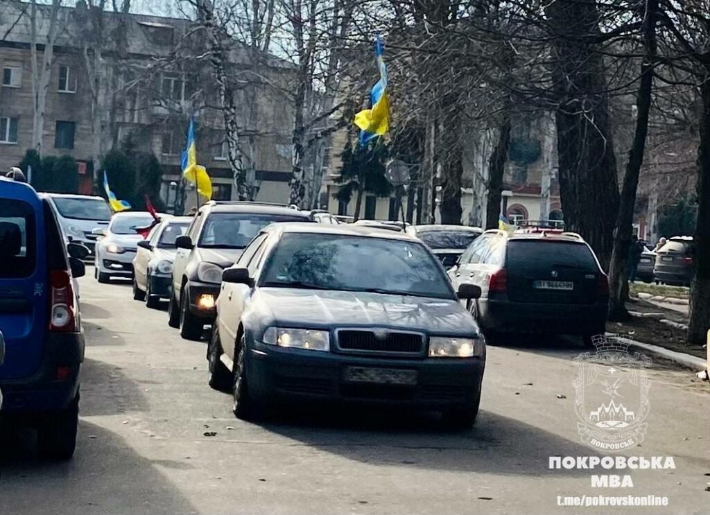 У Покровську молодь влаштувала патріотичний автопробіг, присвячений Дню Збройних сил України