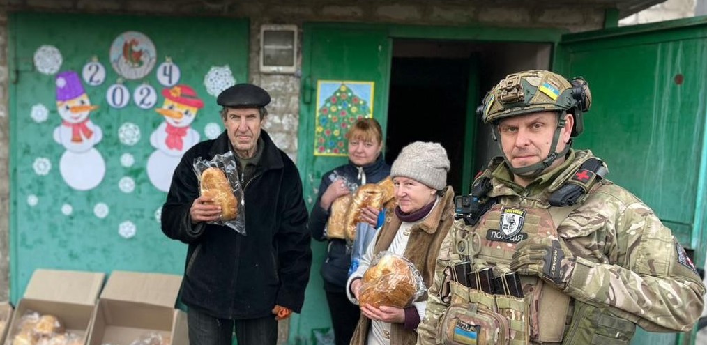 Для мешканців Авдіївки поліція привезла новорічні смаколики: фото