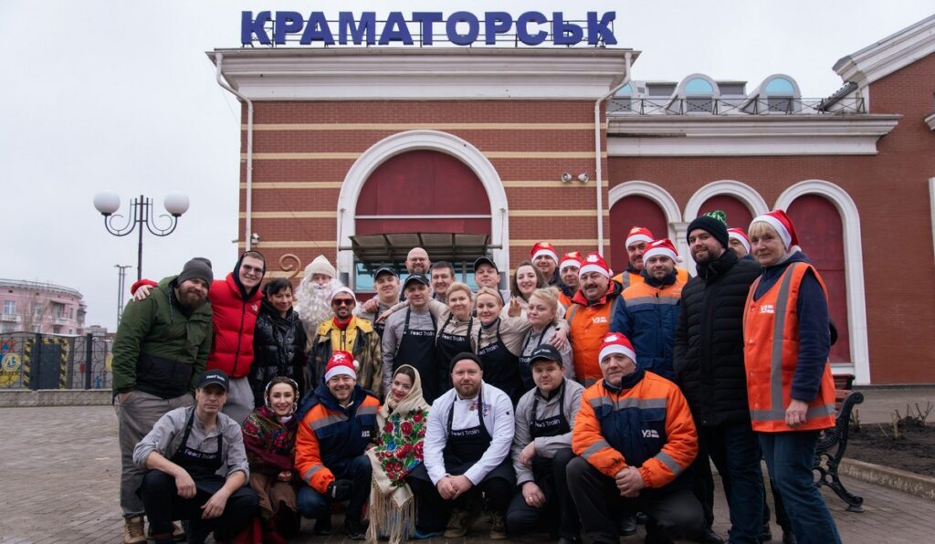 Поїзд-кухня "Food Train" від Укрзалізниці привіз 8000 порцій їжі та близько 1000 подарунків у прифронтові регіони України (фото)