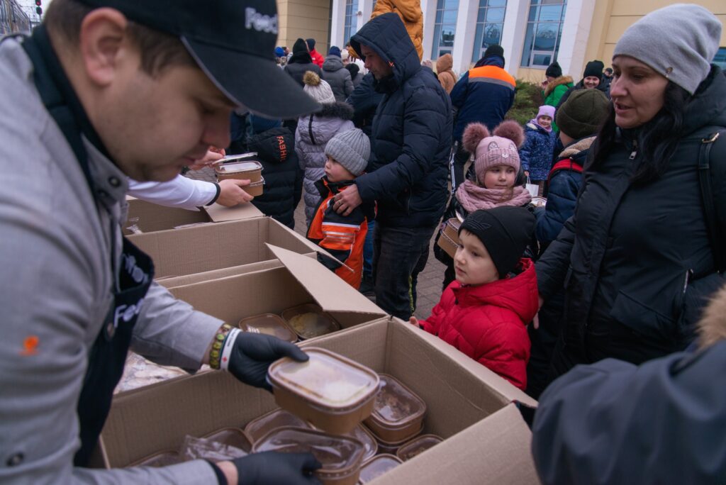 Поїзд-кухня "Food Train" від Укрзалізниці  привіз 8000 порцій їжі та близько 1000 подарунків у прифронтові регіони України (фото)