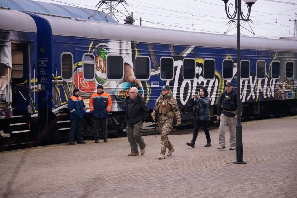 Поїзд-кухня "Food Train" від Укрзалізниці  привіз 8000 порцій їжі та близько 1000 подарунків у прифронтові регіони України (фото)