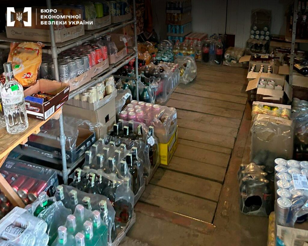 У мешканця Донеччини вилучили понад тисячу літрів алкогольних напоїв і пачок цигарок