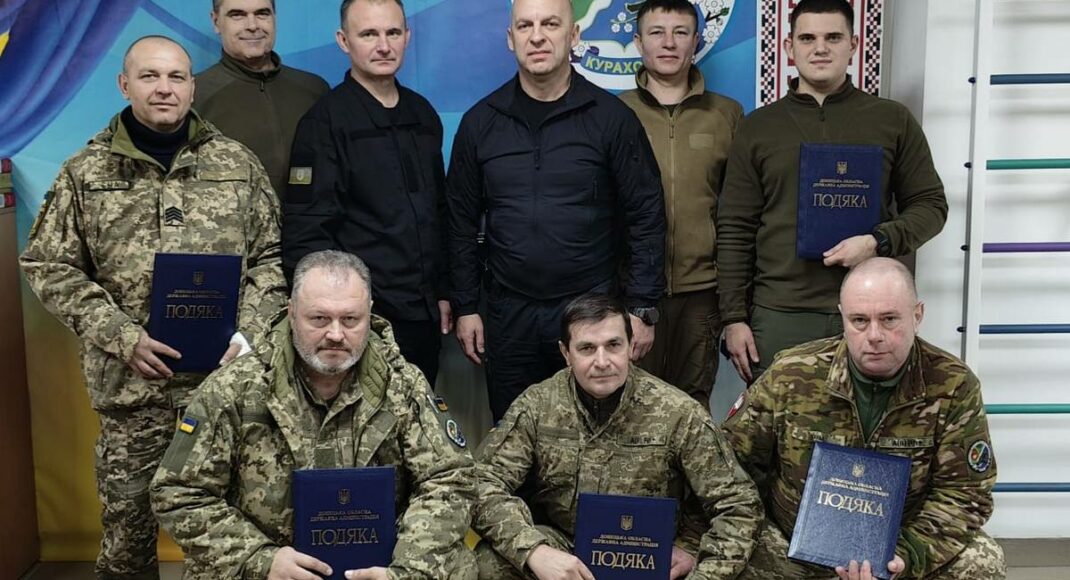 Керівники прифронтових громад Покровського району отримали відзнаки президента і дрони для бойових завдань військовим