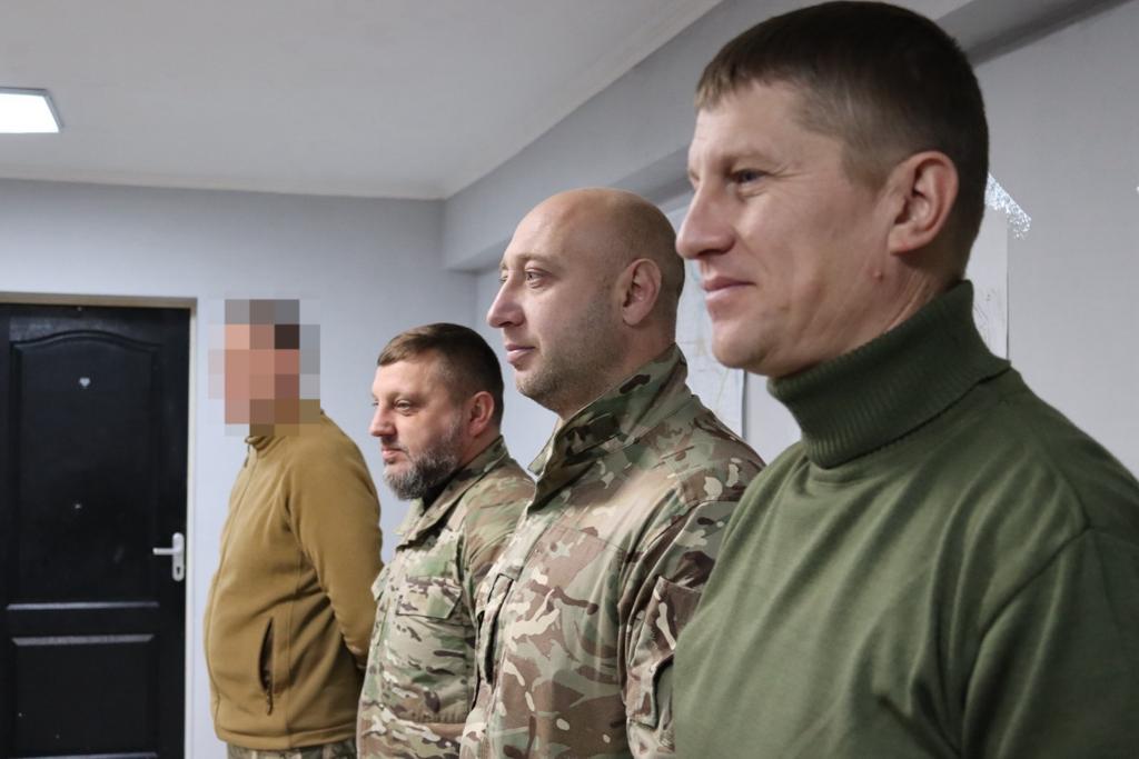 Керівники прифронтових громад Покровського району отримали відзнаки Президента і дрони для бойових завдань військовим