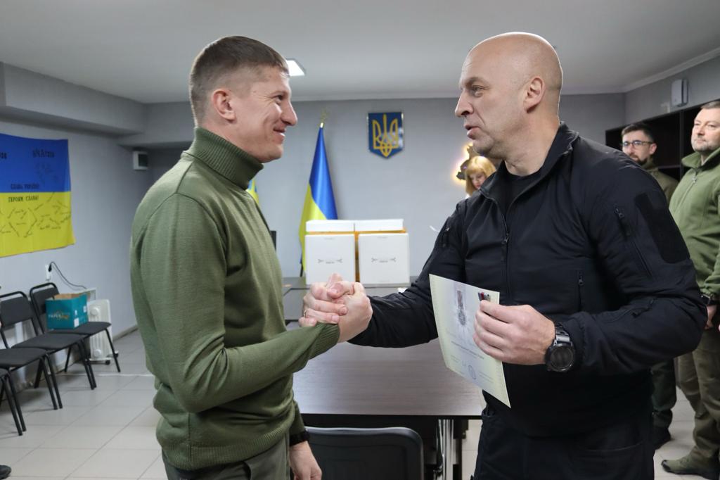 Керівники прифронтових громад Покровського району отримали відзнаки Президента і дрони для бойових завдань військовим