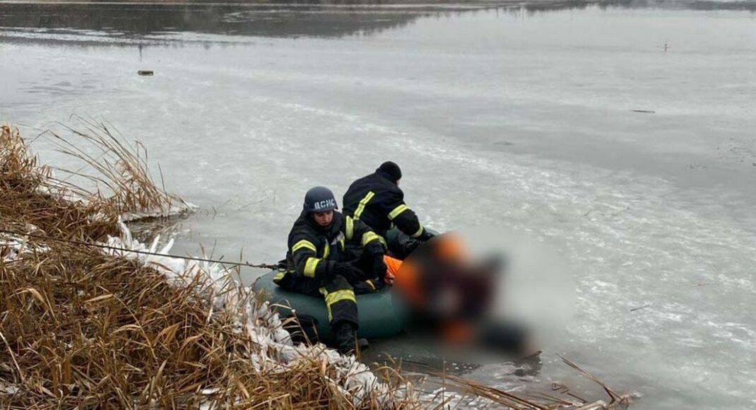 В Покровском районе спасатели изъяли из водоема тело мужчины