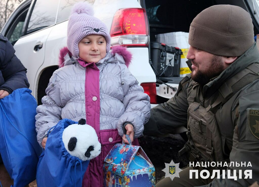 У прифронтових населених пунктах Донеччини поліцейські привітали дітей з Днем Святого Миколая