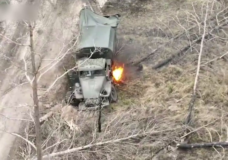 На Купянском направлении украинские военные уничтожили очередной вражеский грузовик (видео)