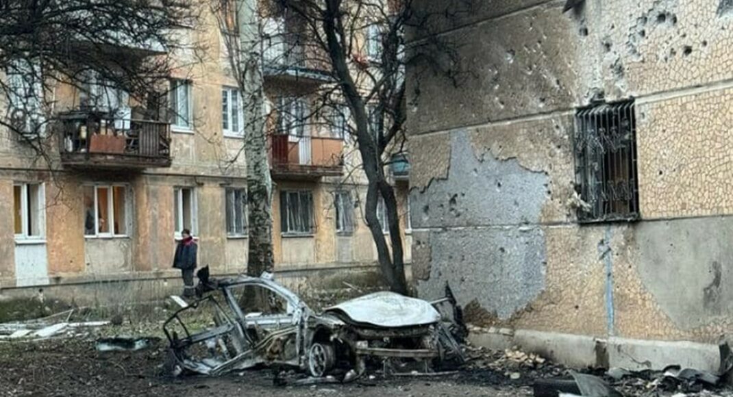 Російські війська обстріляли Курахівську громаду: горіли машина і будинки (фото)