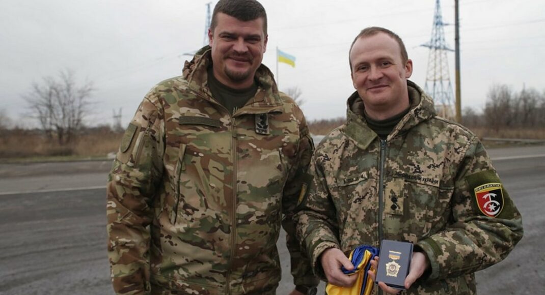 Артем Лисогор вручив нагороду луганському журналісту Олександру Марченку, який повернувся на фронт після поранення