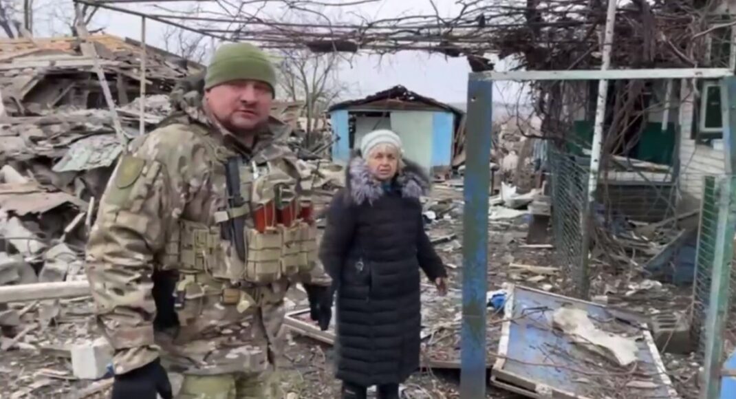Из обстреливаемого захватчиками Невского на Луганщине эвакуировали раненого дедушку и двух женщин (видео)